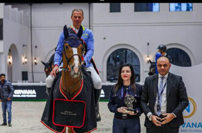 Statt Leipzig lieber Abu Dhabi: Christian Ahlmann siegt im CSI4*-W, Sophie Hinners Sechste